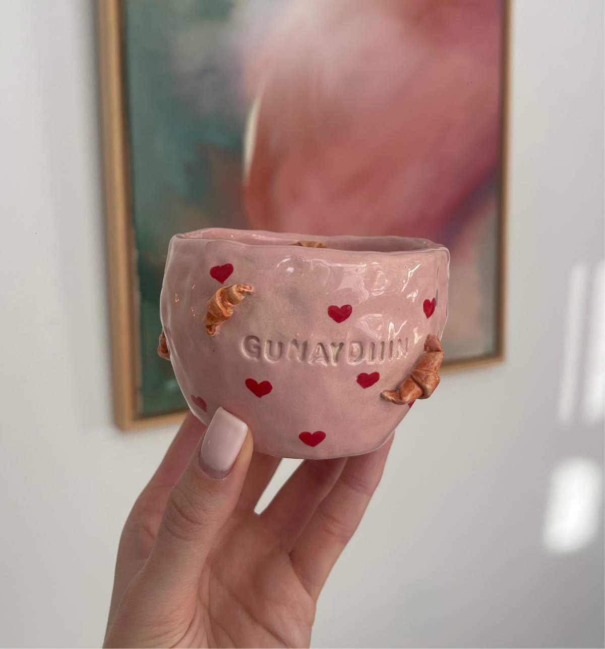 Zelfgemaakte mok met roze glazuur