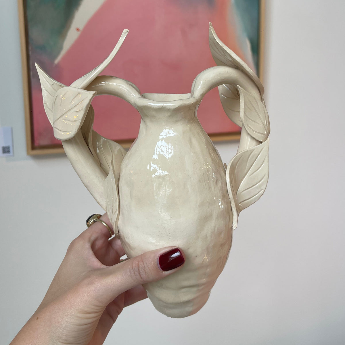 Funky vase van klei met golvende handvatten