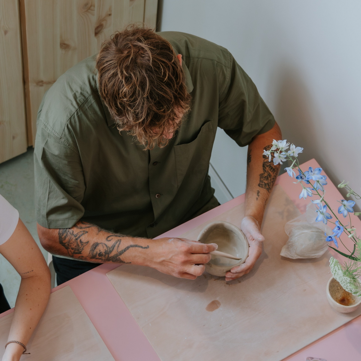 Deelnemer werkt met klei tijdens een make workshop