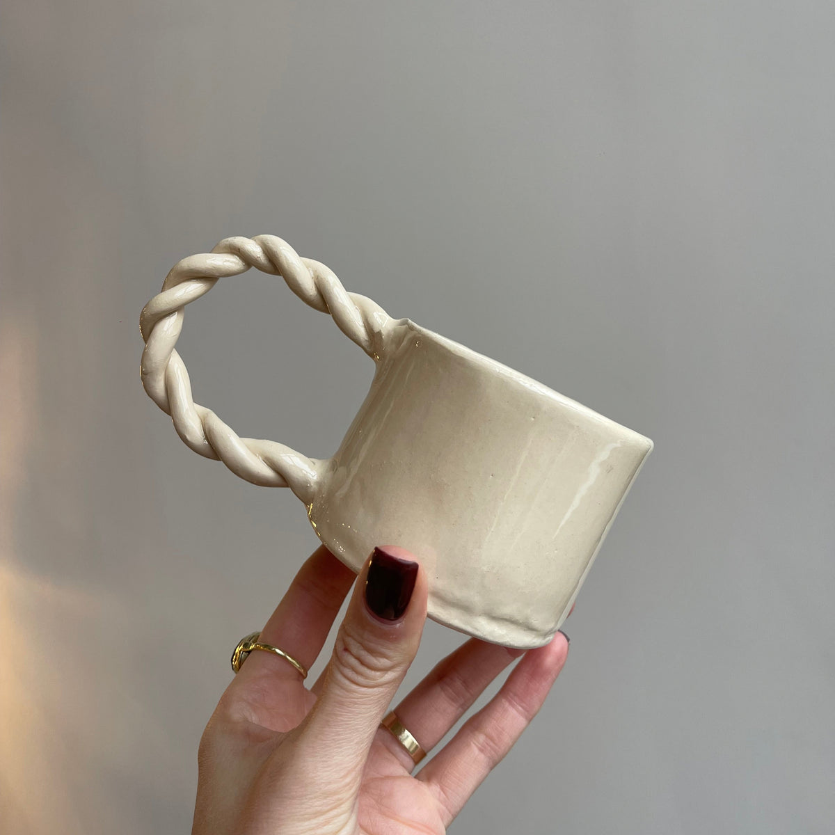 Handgemaakte morning mug met gedraaid oor, gemaakt tijdens een kleiworkshop