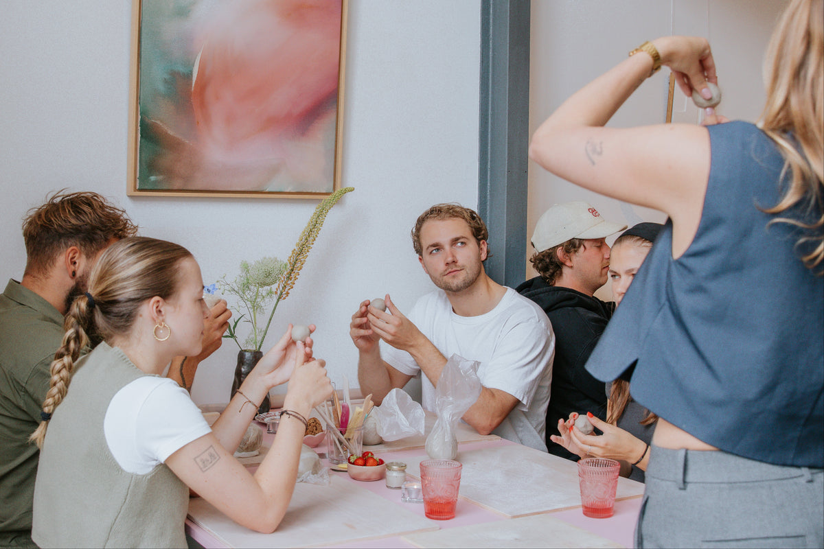 Groep aan het kleien in de Comes Good studio in Amsterdam-West
