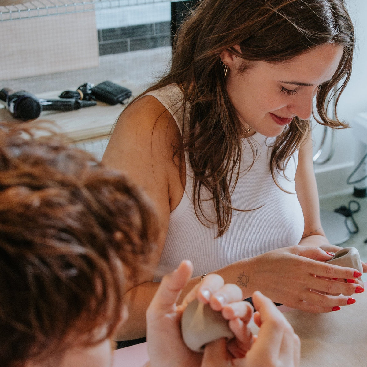 Deelnemer vormt klei met de hand tijdens een kleiworkshop in Amsterdam