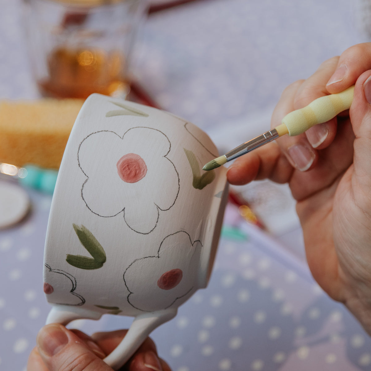 Mok beschilderen met bloemen tijdens een keramiek schilderen workshop