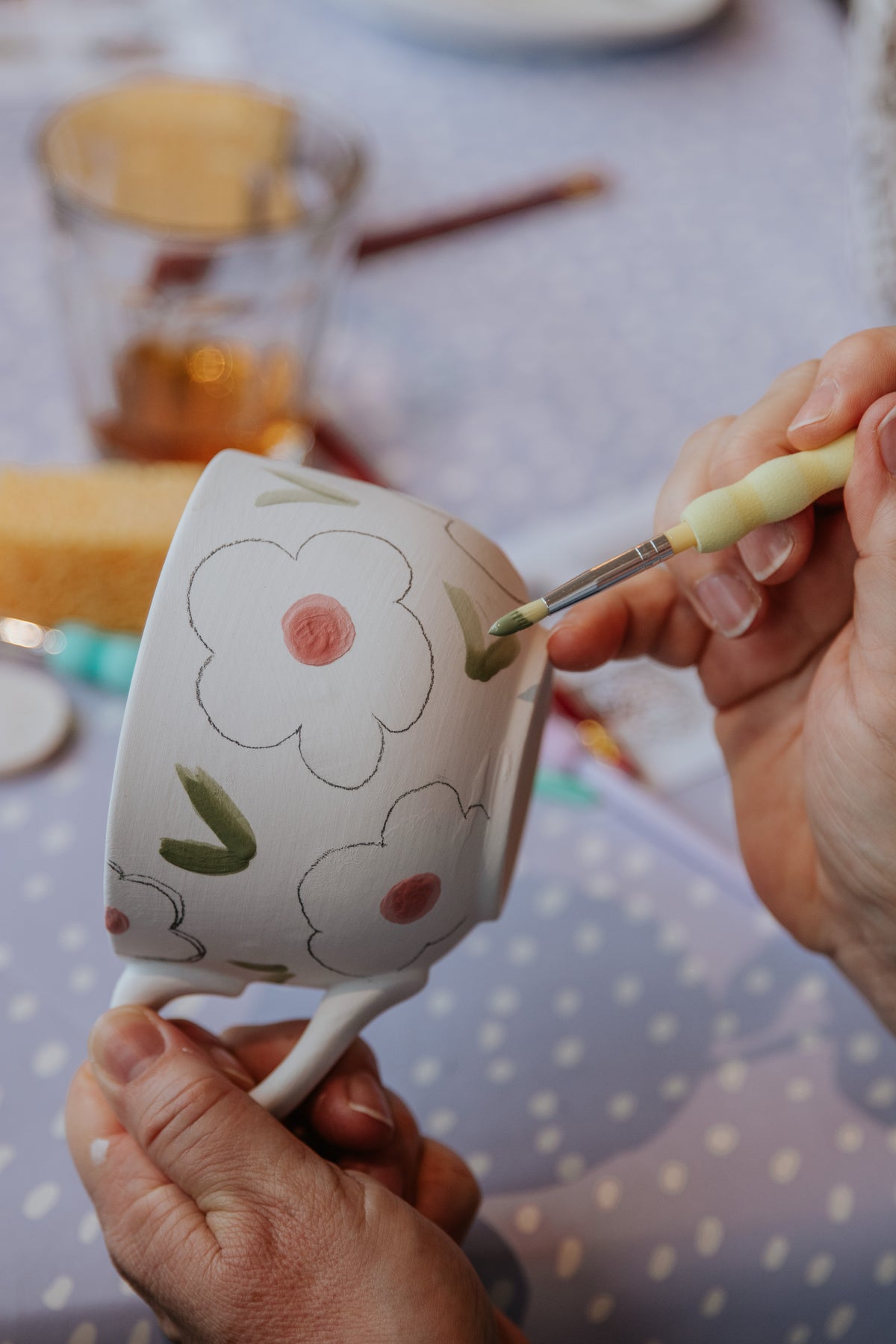 Mok beschilderen met bloemen tijdens een keramiek schilderen workshop