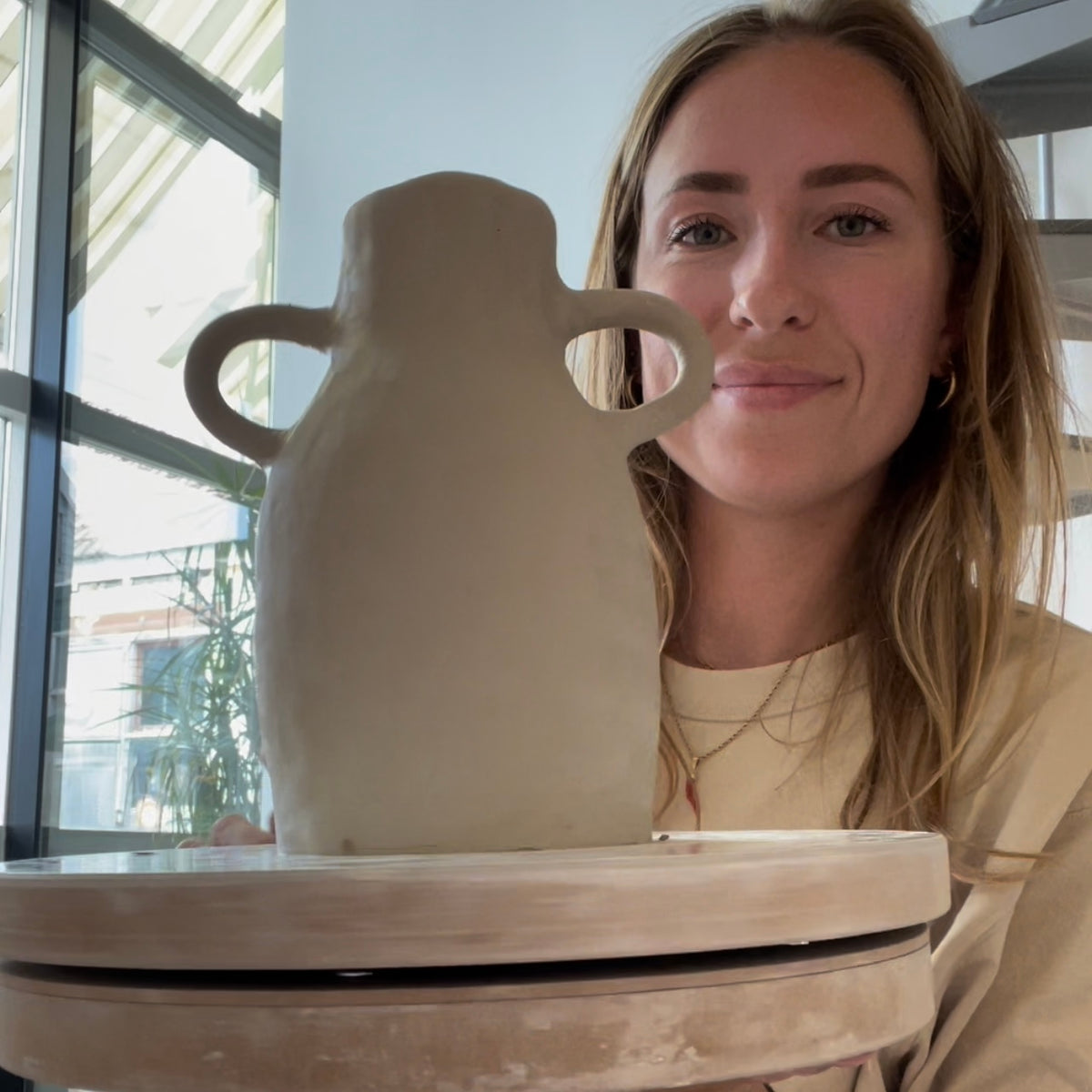 Britt met een zelfgemaakte funky vase van klei