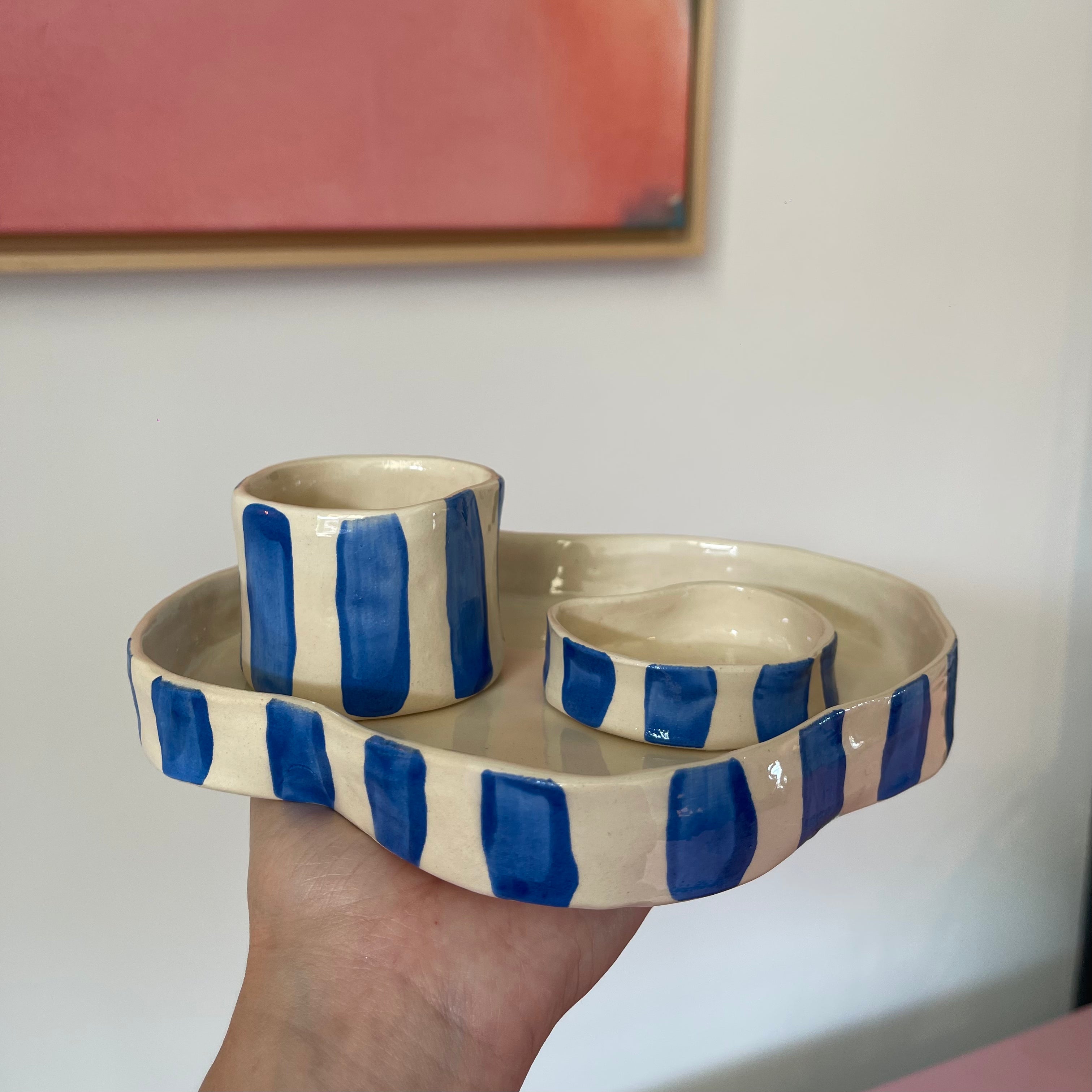 Handgemaakt schaaltje met kommetje en beker met blauwe strepen